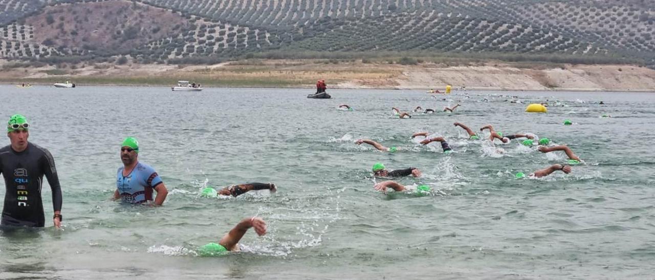 Varios participantes, en el tramo a nado del Triatlón Ciudad de Baena.