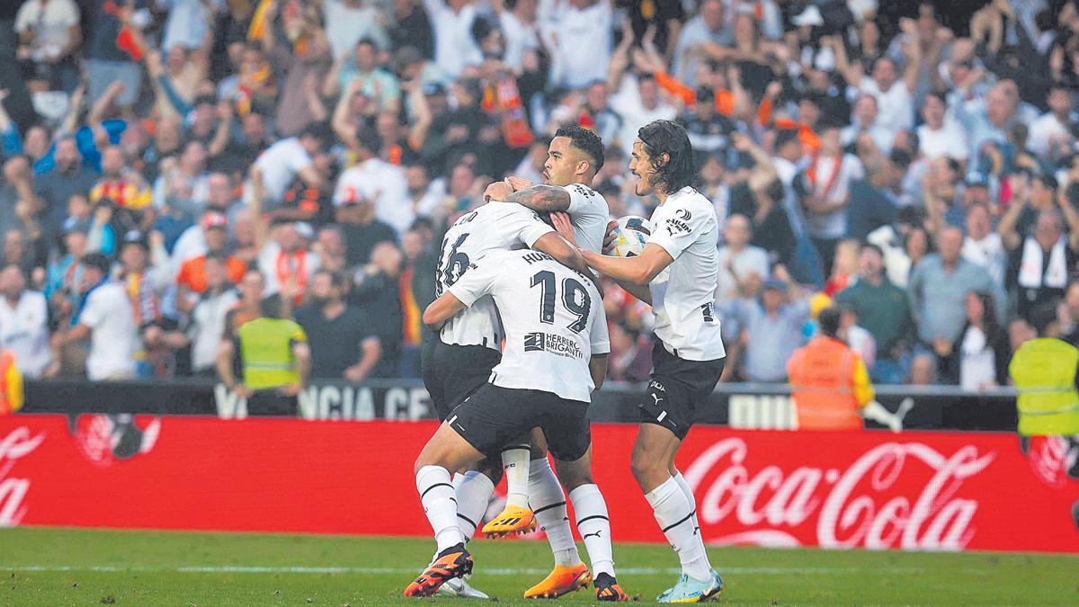 Los jugadores del Valencia se abrazan celebrando un gol en Mestalla