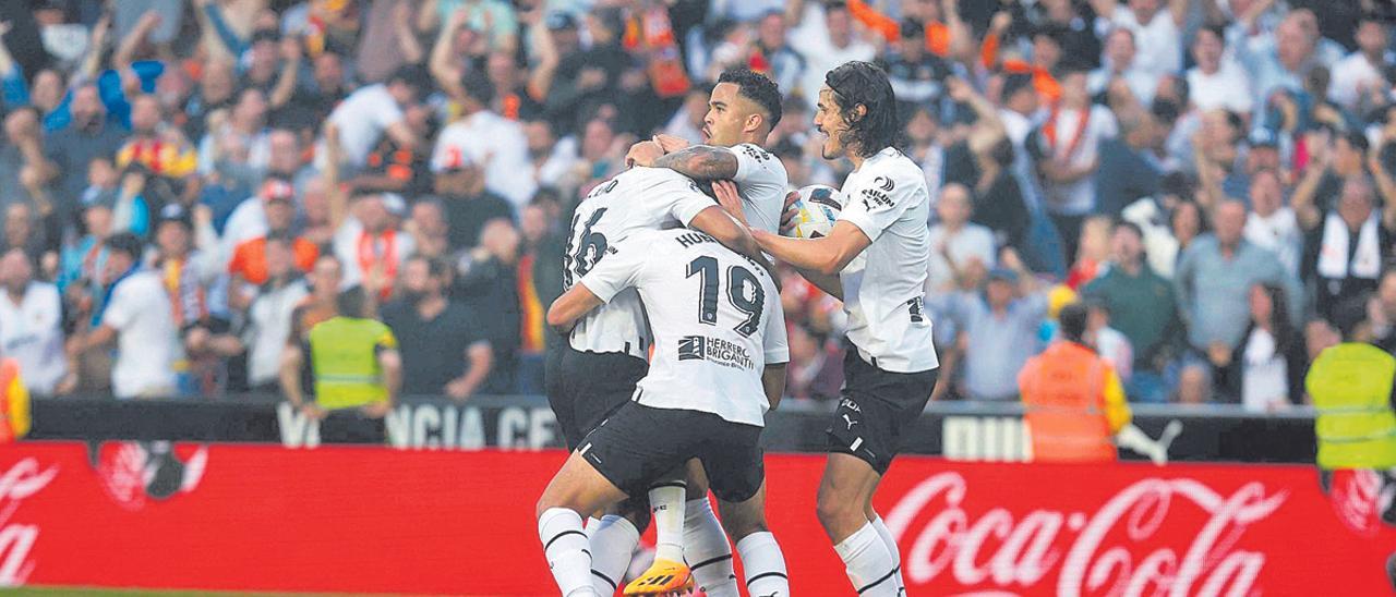 Los jugadores del Valencia se abrazan celebrando un gol en Mestalla
