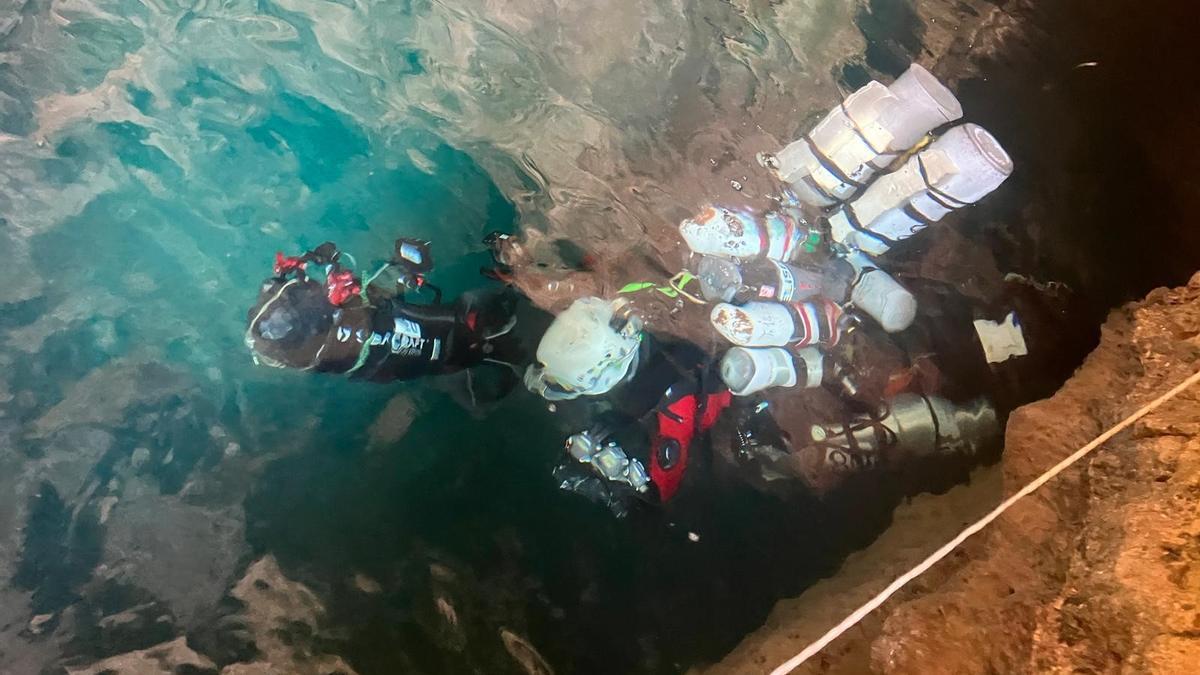 Eliseo Belzunce emerge tras regresar de los tres kilómetros explorados del río subterráneo