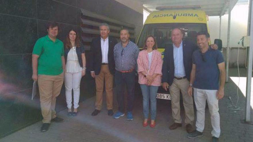 Patricia Navarro y Manuel Barón, entre otros, ante una ambulancia.