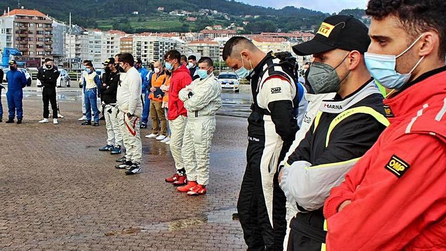 Participantes en la prueba guardando un minuto de silencio por Víctor Magariños