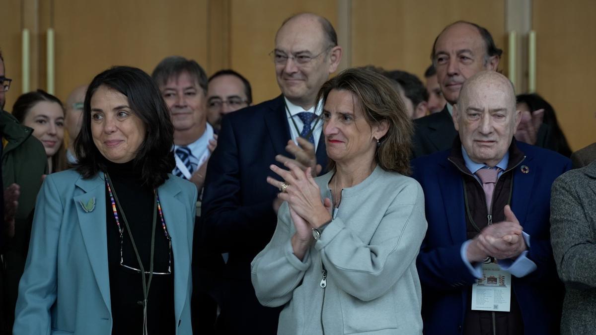 La vicepresidenta tercera del Gobierno, Teresa Ribera, inaugura el Congreso Nacional de Medio Ambiente, acompañada por la directora de Fundación Conama, Alicia Torrego, y el presidente de CONAMA, Gonzalo Echagüe.