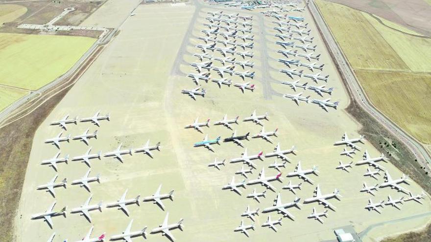 Vista aérea de los aviones estacionados en el aeropuerto de Teruel.