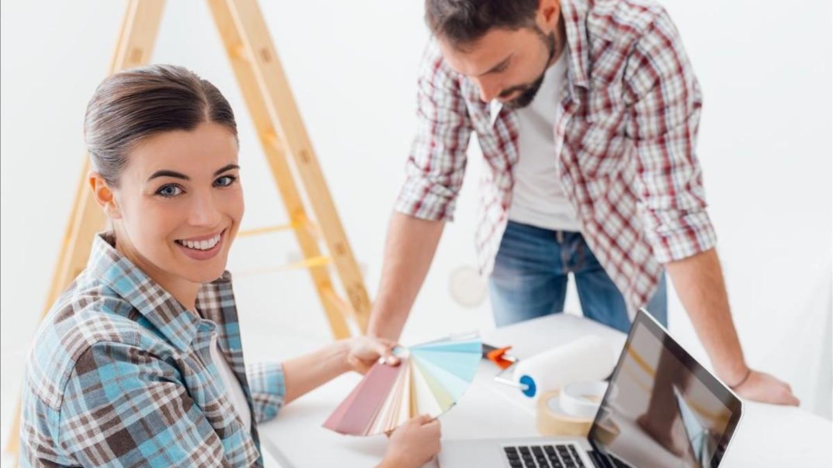 Una pareja realiza un diseño y escoge los colores