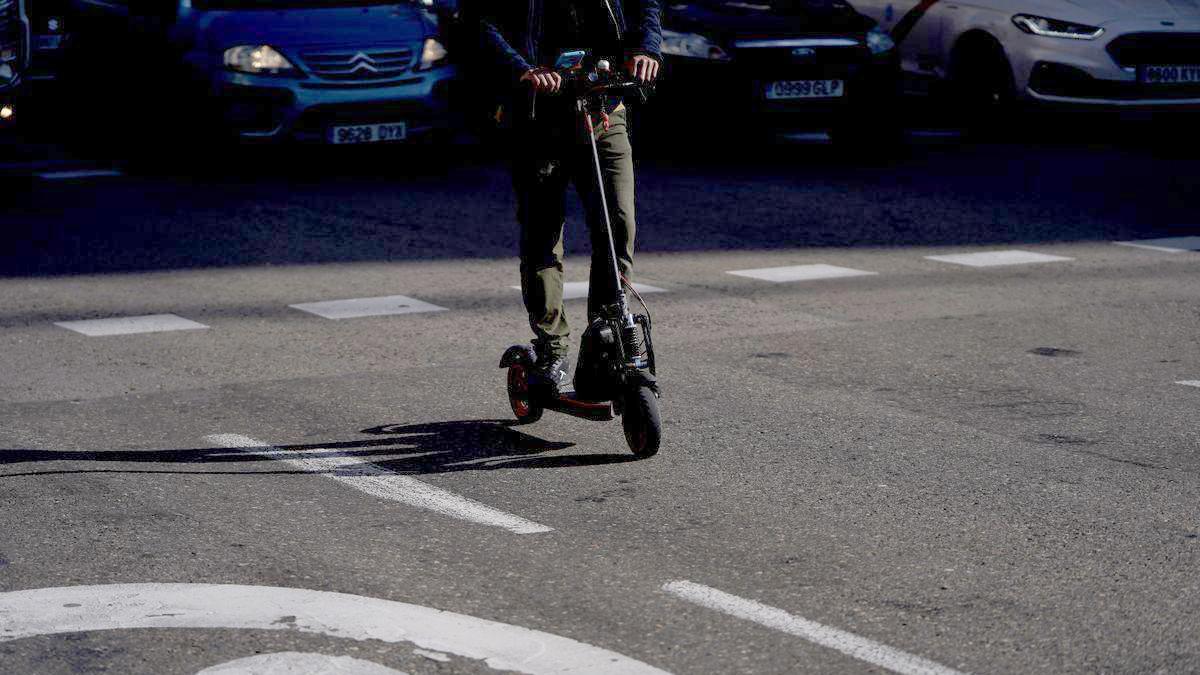 Un conductor de un patinete