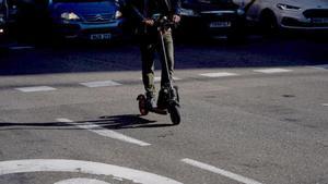 El cruce de Comte d’Urgell con Aragó, en Barcelona, donde ha muerto el conductor de un patinete.