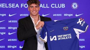 Marc Guiu, con la camiseta del Chelsea.