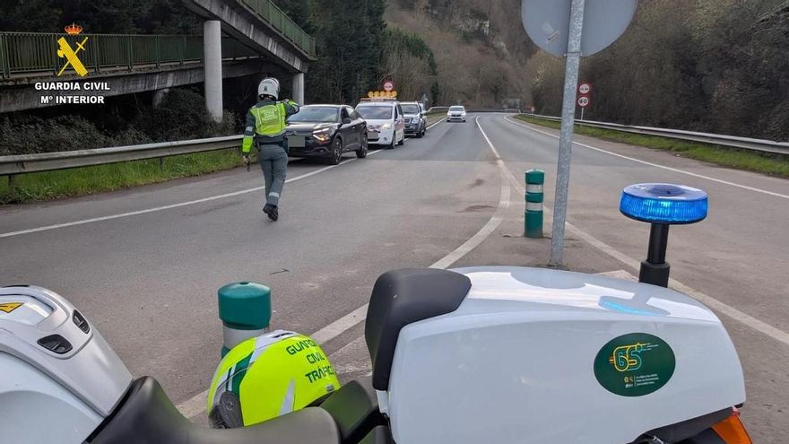 Con órdenes de búsqueda, sin carné y con cinco veces la tasa de alcohol: un detenido por múltiples delitos en el Corredor del Nalón