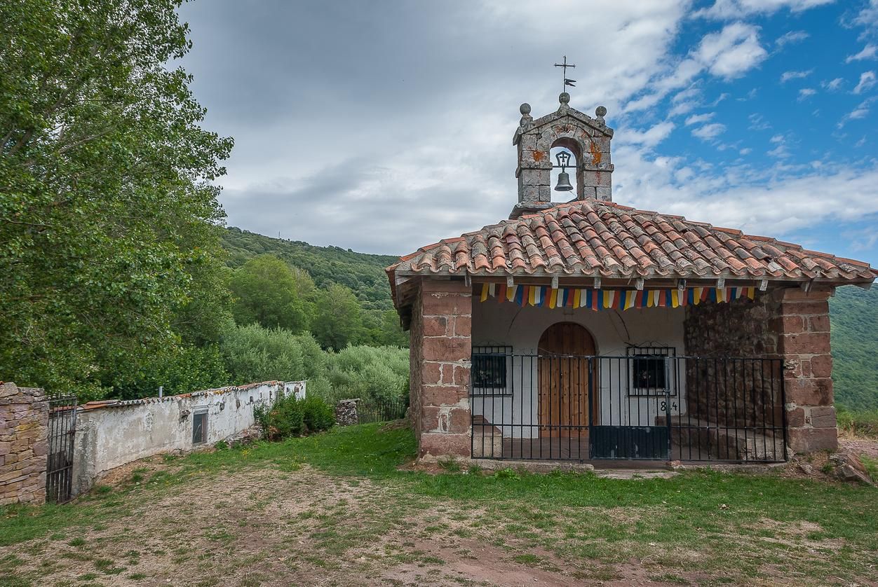 La Ermita de Brañosera en lo alto de una colina