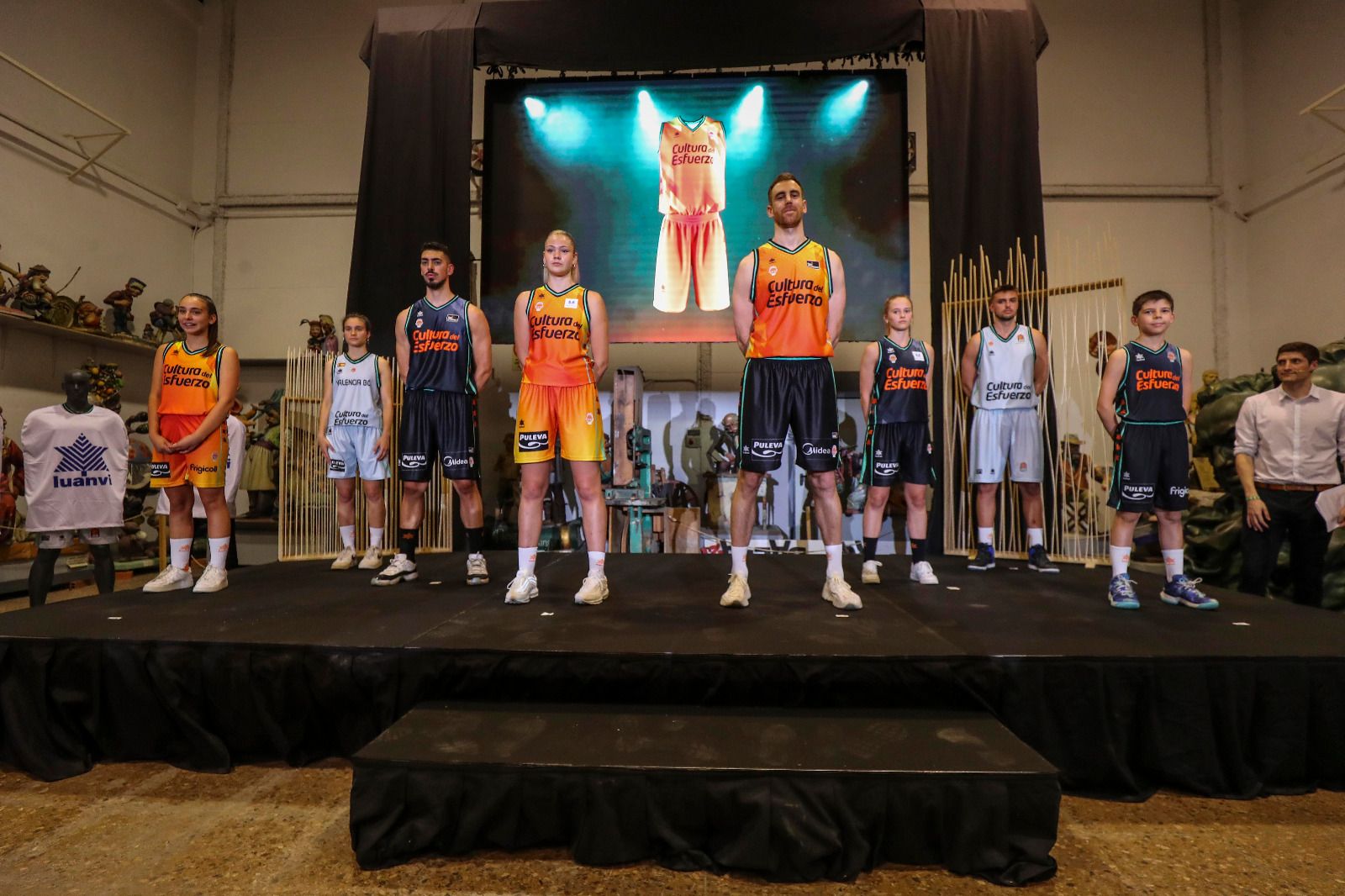 Las nuevas equipaciones de Valencia Basket: ¡Sorpresa con 'pólvora y cenizas'!