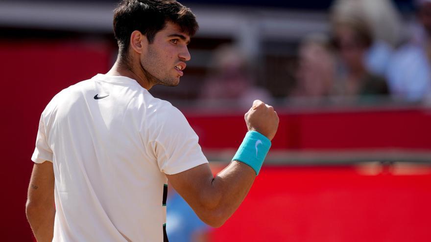 Alcaraz debuta en Queen&#039;s con un solvente triunfo