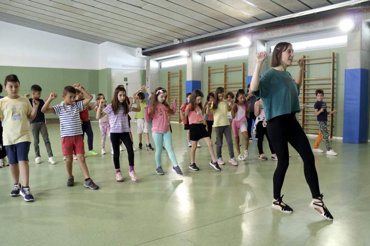 Classe de sardanes d'una monitora de la Confederació Sardanista amb alumnes de l'Escola Francesc Platón i Sartí d'Abrera