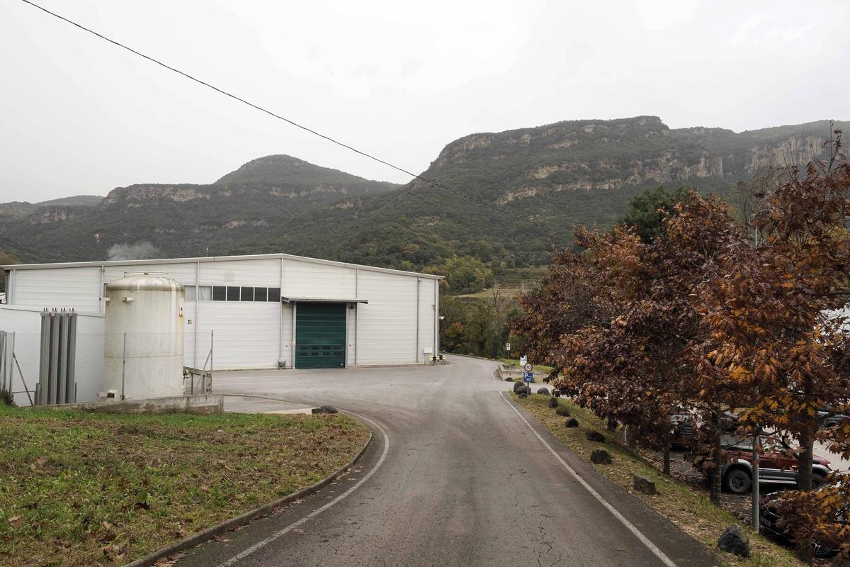 Exterior de la planta embotelladora d'aigua Sant Aniol.