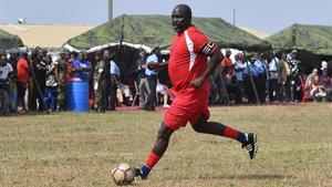 El nuevo presidente de Liberia, el exfutbolista George Weah, disputa un partido en Monrovia días antes de la toma de posesión. 