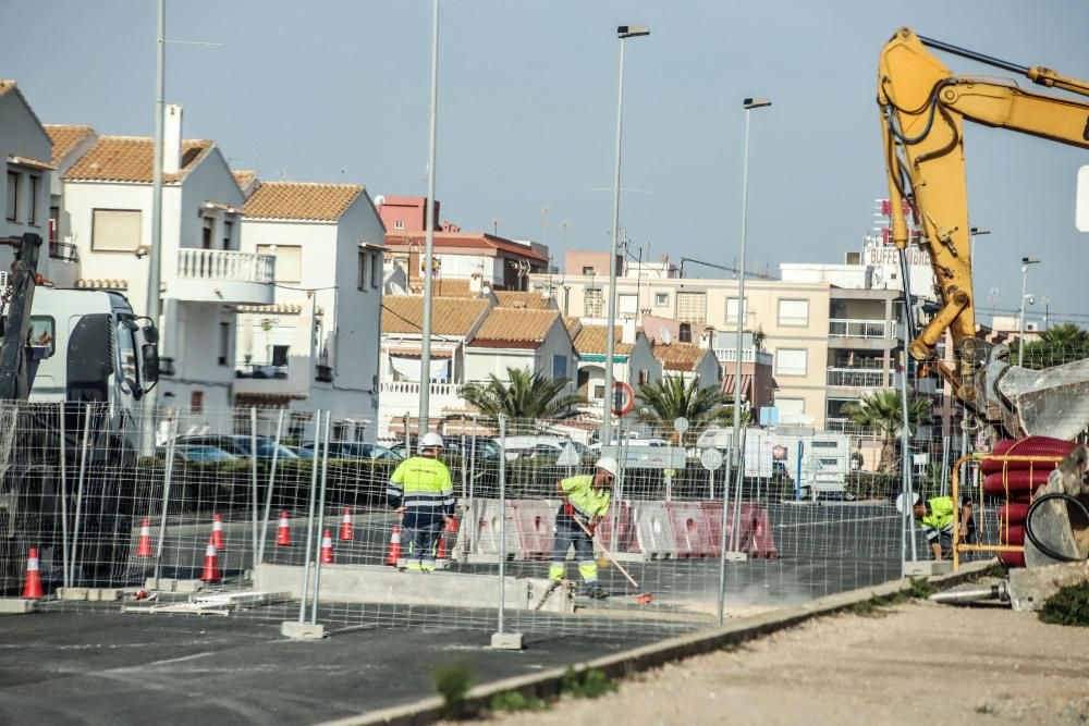 Agamed realiza desde hace dos semanas una inversión de medio millón de euros en uno de los puntos más conflictivos de inundación en el casco urbano en el entorno de la calle Ramón Rubial