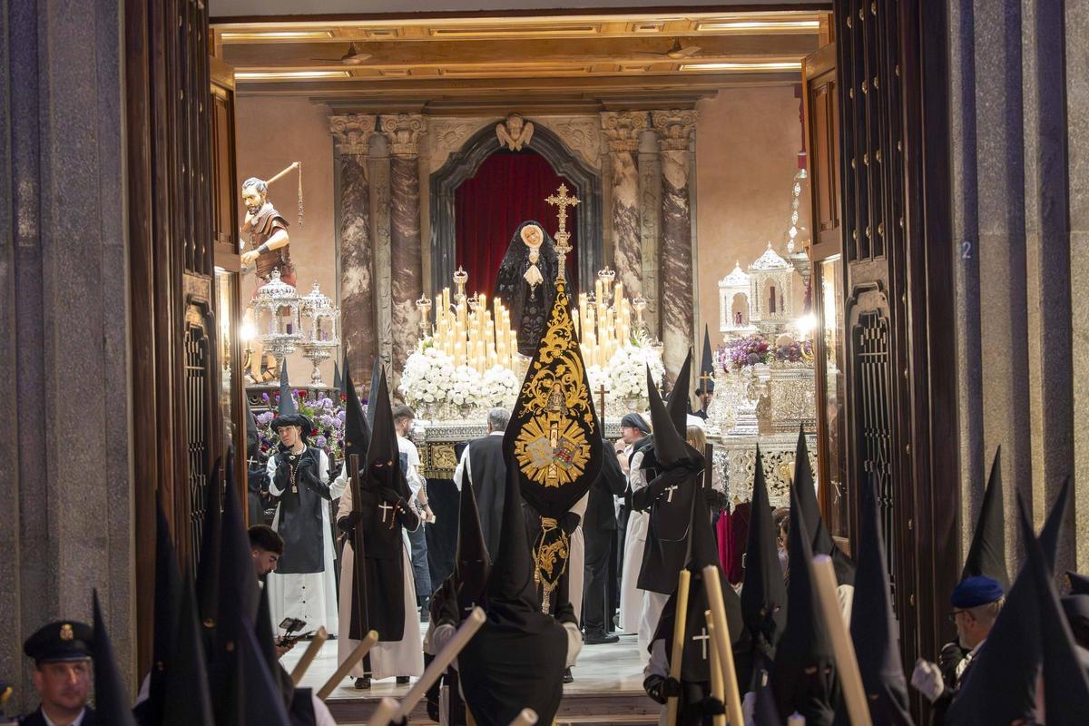 Fotogalería | Miles de fieles acompañan a la Soledad en su procesión más sobria por el Casco Antiguo de Badajoz Fotogalería | Miles de fieles acompañan a la Soledad en su procesión más sobria por el Casco Antiguo de Badajoz