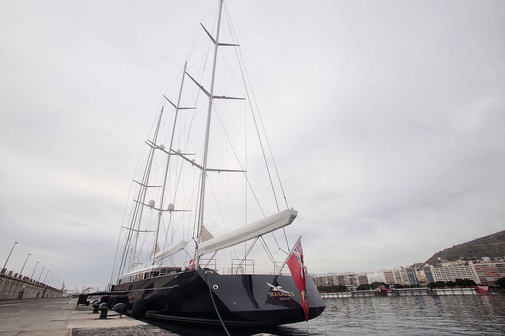 Llegada del barco Sea Eagle II al puerto de Santa Cruz de Tenerife.