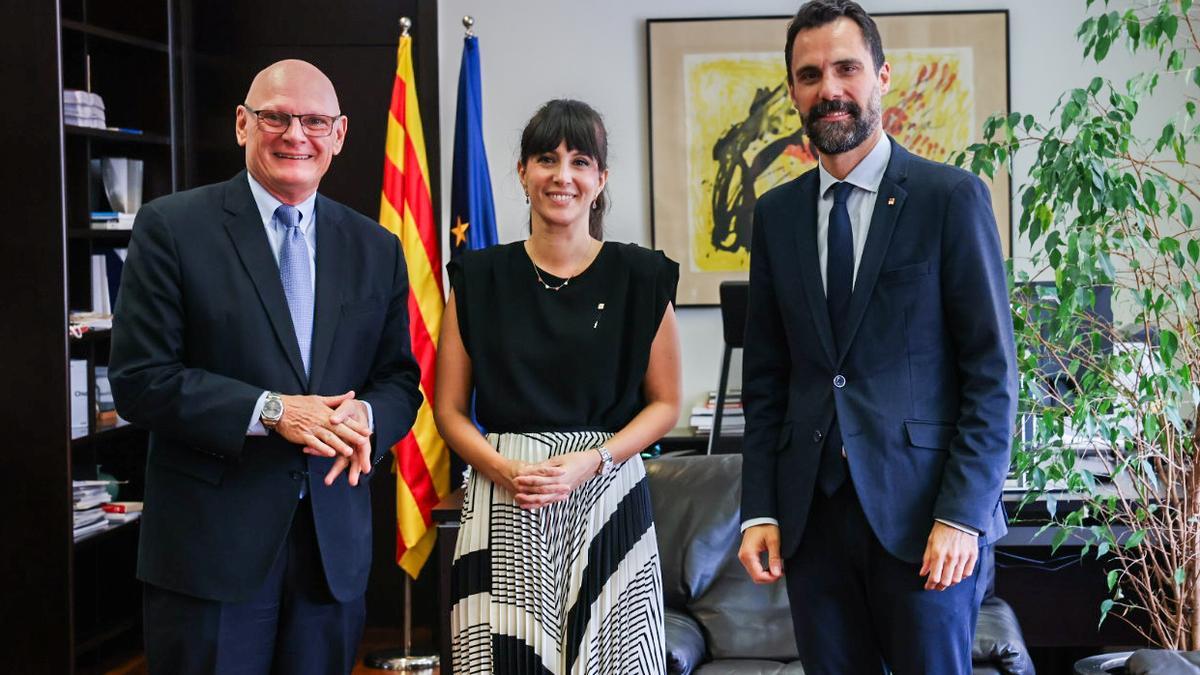 John Hoffman, consejero delegado de GSMA, junto a la secretaria de Polítiques Digitals, Gina Tost, y el 'conseller' d'Empresa i Treball, Roger Torrent.