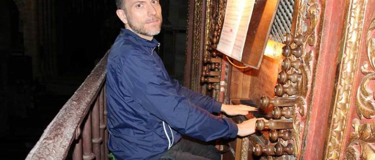 Stefano Pellini tocando, ayer, el órgano de Valdediós.