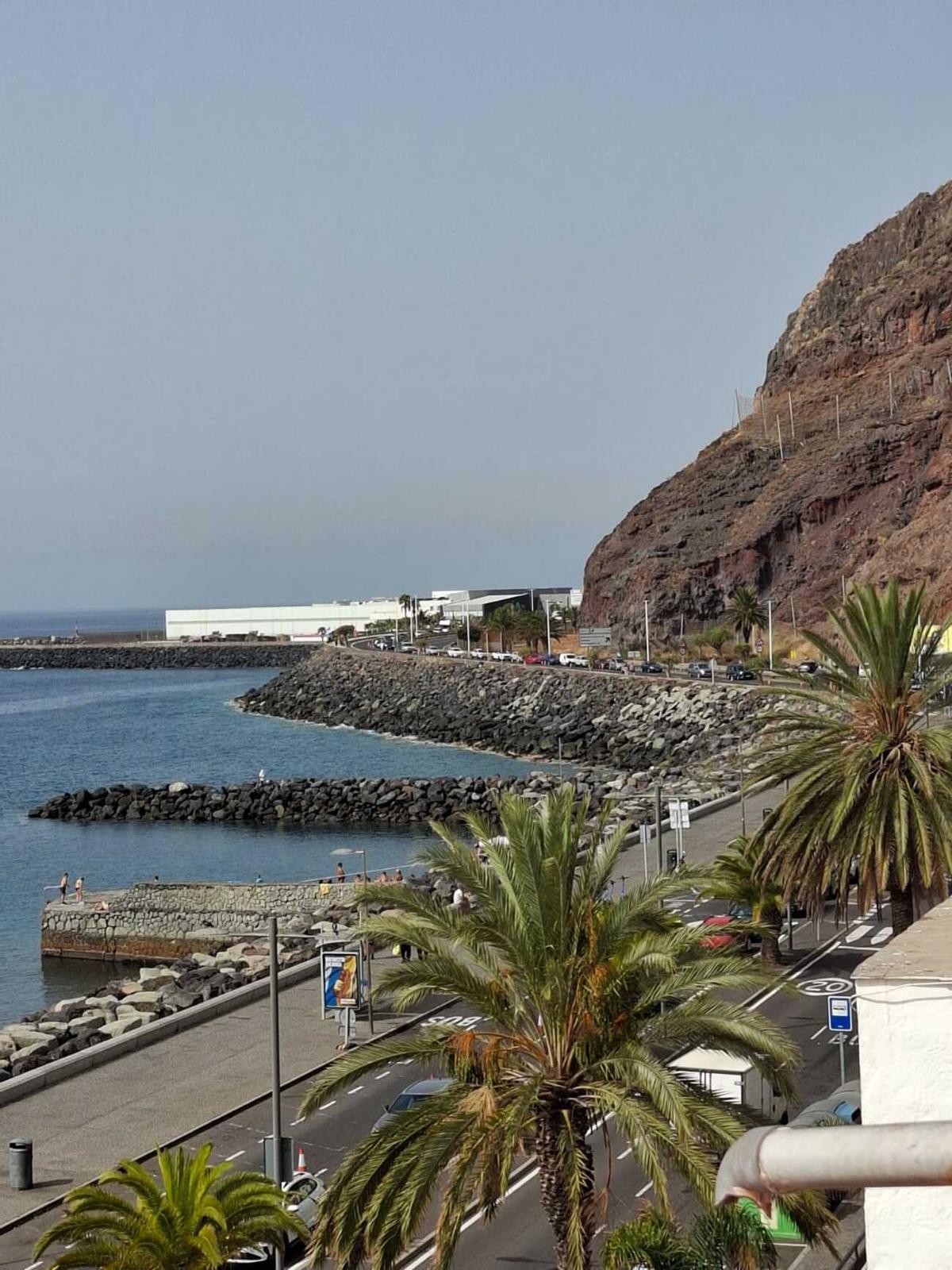 Colas por el carril bus en la playa de Las Teresitas