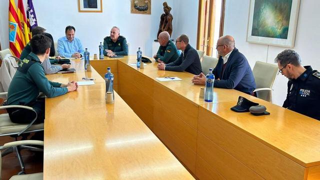 Un momento de la reunión de esta mañana entre los mandos de la Guardia Civil y el presidente del Consell de Formentera. | CIF