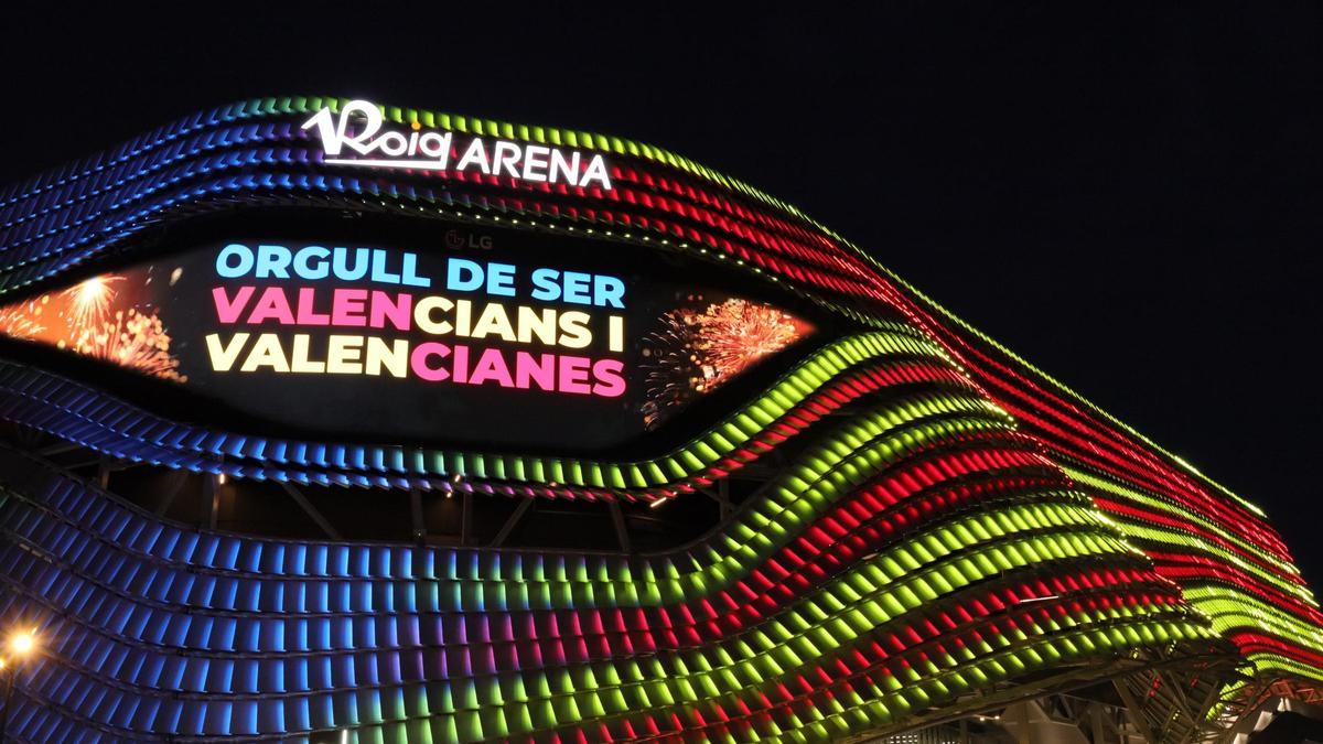 El Roig Arena, con los colores de la Senyera.