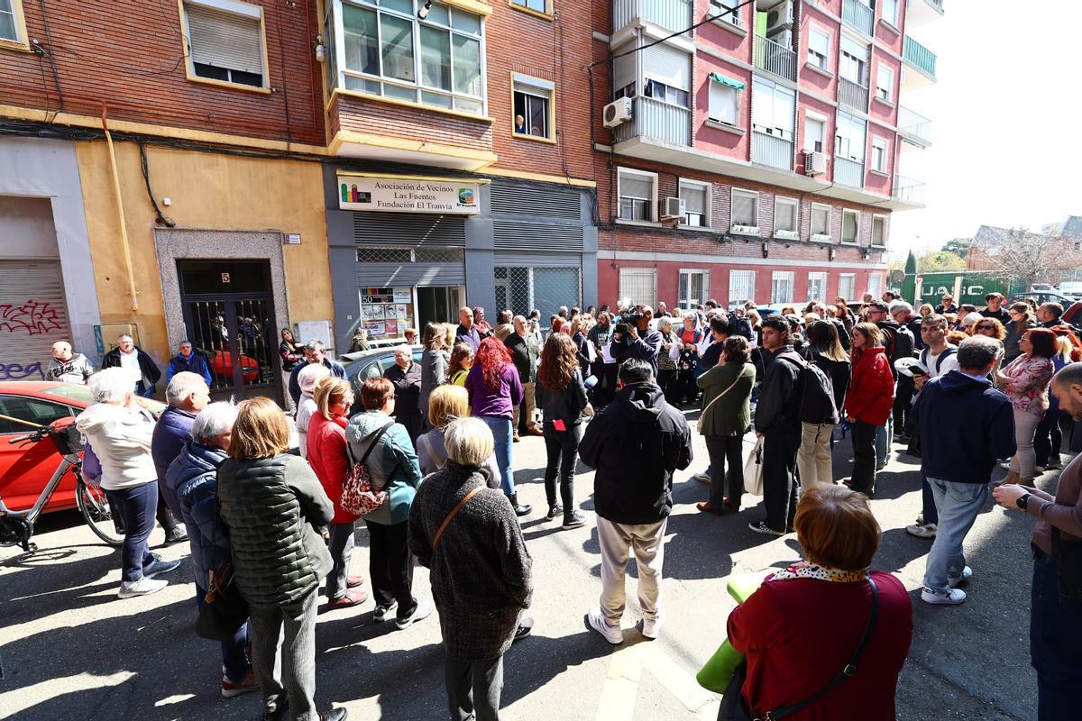 En imágenes I Concentración de los vecinos de Las Fuentes contra el ...