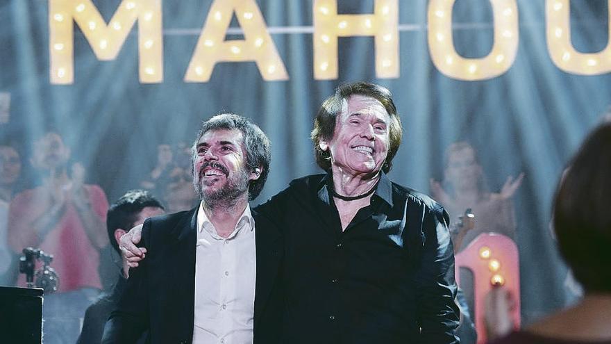 Iván Ferreiro y Raphael, durante el concierto del lunes. // Mahou