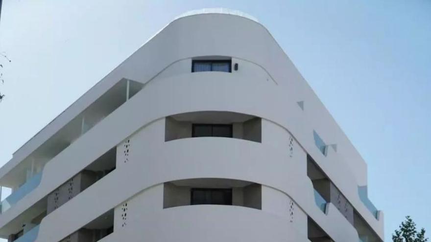 Fachada principal del hotel Lima, en el centro urbano de Marbella