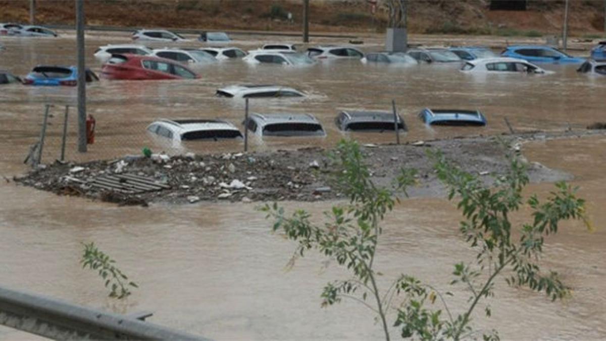 La riada derriba muros y arrastra coches en Alhaurín El Grande (Málaga)