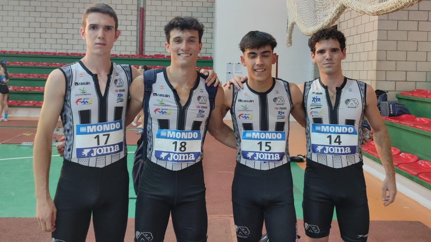 Los componentes del equipo 4x100 del Atletismo Badajoz.