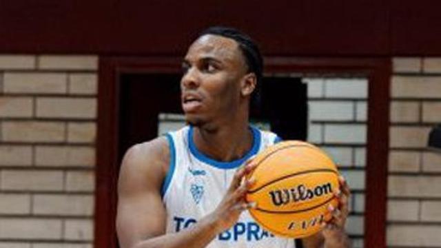 Joan Omoaruna,en un partido con el Prat.