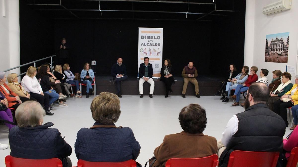 Uno de los encuentros del alcalde de Lucena con los vecinos.