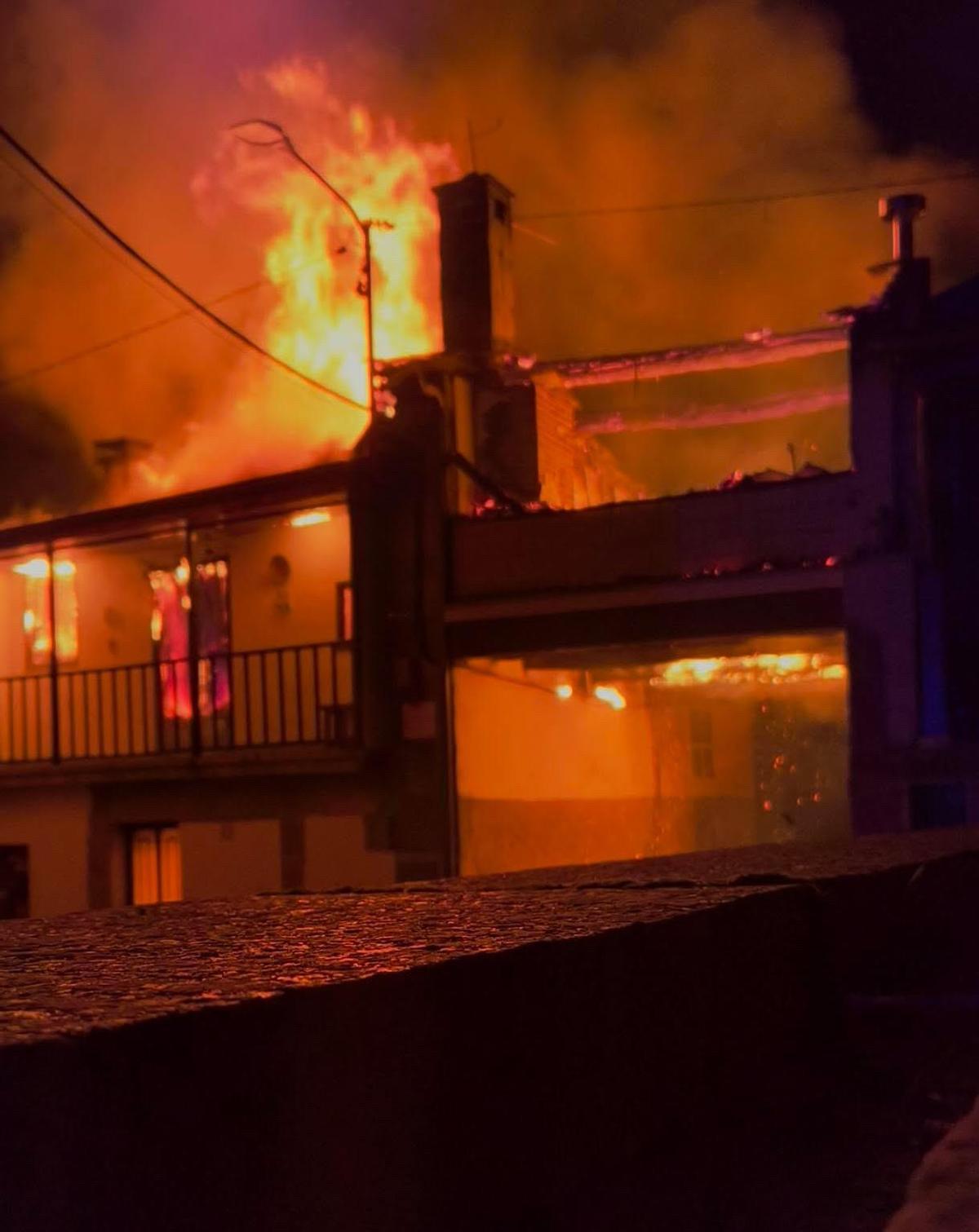 La estructura de madera de la casa favoreció el incendio, virulento.
