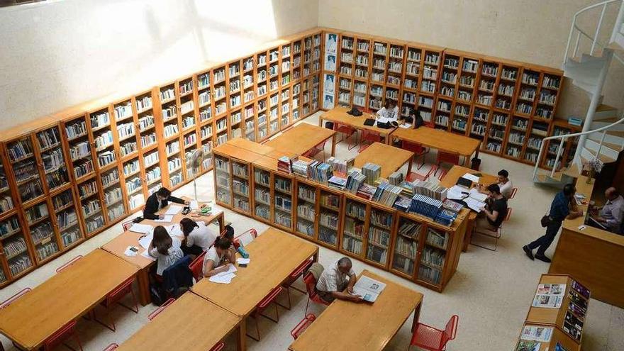 Estudiantes, ayer, en la biblioteca municipal de Cangas. // Gonzalo Núñez