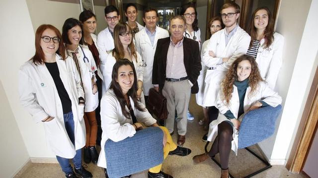 Imagen de noviembre de 2015. Daniel Hernández Vaquero, en el centro y sin bata, con los primeros alumnos de la carrera de Medicina que realizaron prácticas en el Hospital San Agustín. De izquierda a derecha, sentadas, Sara Carnicero y Silvia García Fau; de pie, Paula Ureña, Sofía Díaz, Laura Escalada, Cristina Pérez, Héctor Pérez, Elena Riesco, Luis García (profesor), Laura de la Campa, Isabel García (profesora), Diego Fernández e Inés Bugallo. | LNE