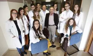 Daniel Hernández, exjefe de Traumatología del San Agustín de Avilés: "Empezamos siendo, hace 50 años, veinte médicos y muchos de ellos venían de otras regiones"