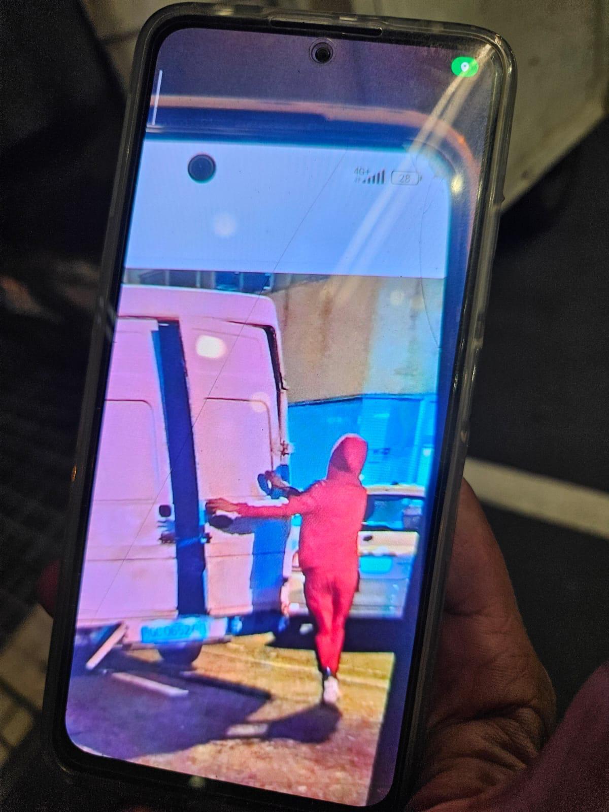 Uno de los detenidos, con ropa deportiva de color rojo, en el momento de la huída.