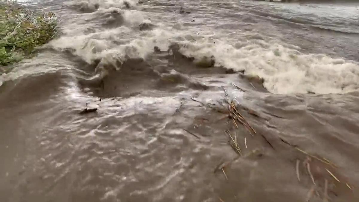 Ein Sturzbach in Sóller ergießt sich am 10.11. ins Meer.