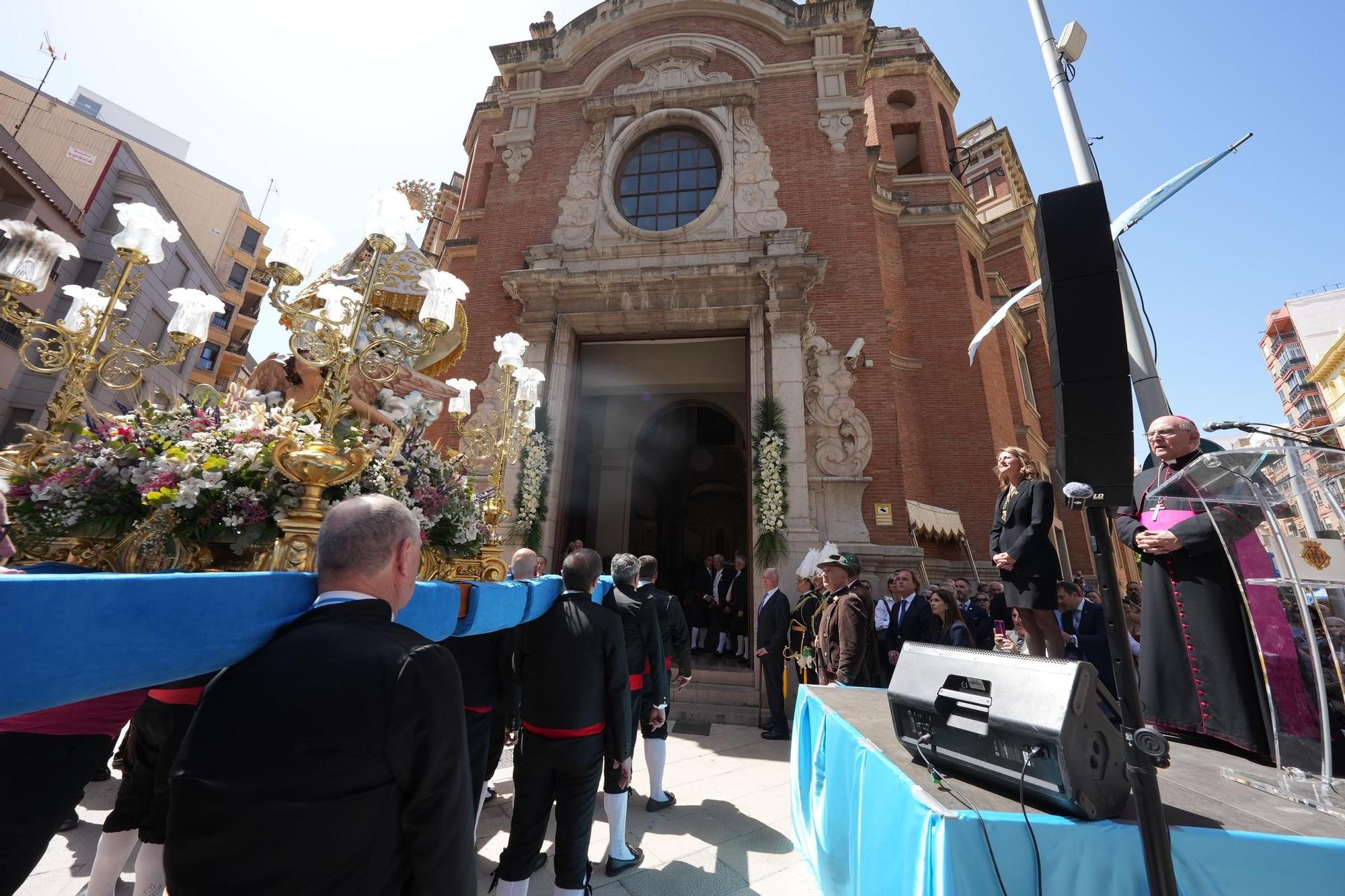 Galería de imágenes: La Virgen del Lledó sale de la basílica para ir a la ciudad