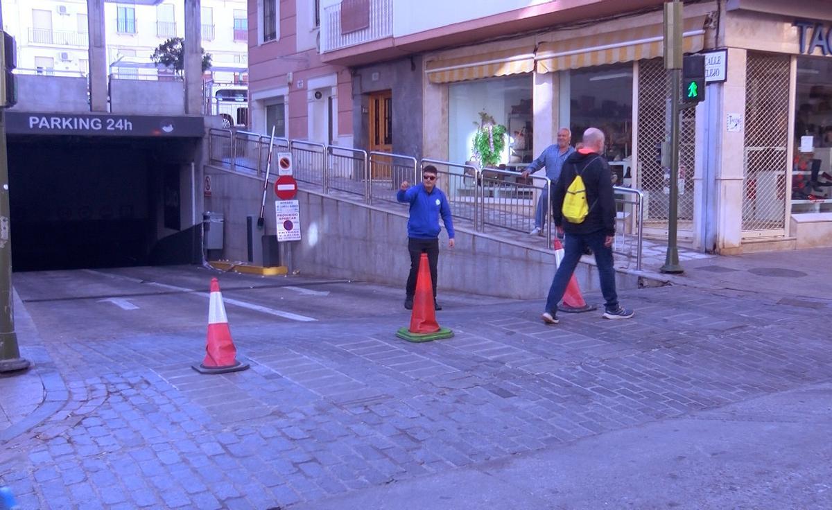 El acceso al parking del edificio Palenque de Priego permanece cerrado este lunes.