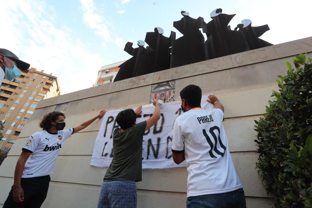 Protesta de los aficionados del Valencia CF contra de Meriton y Peter Lim