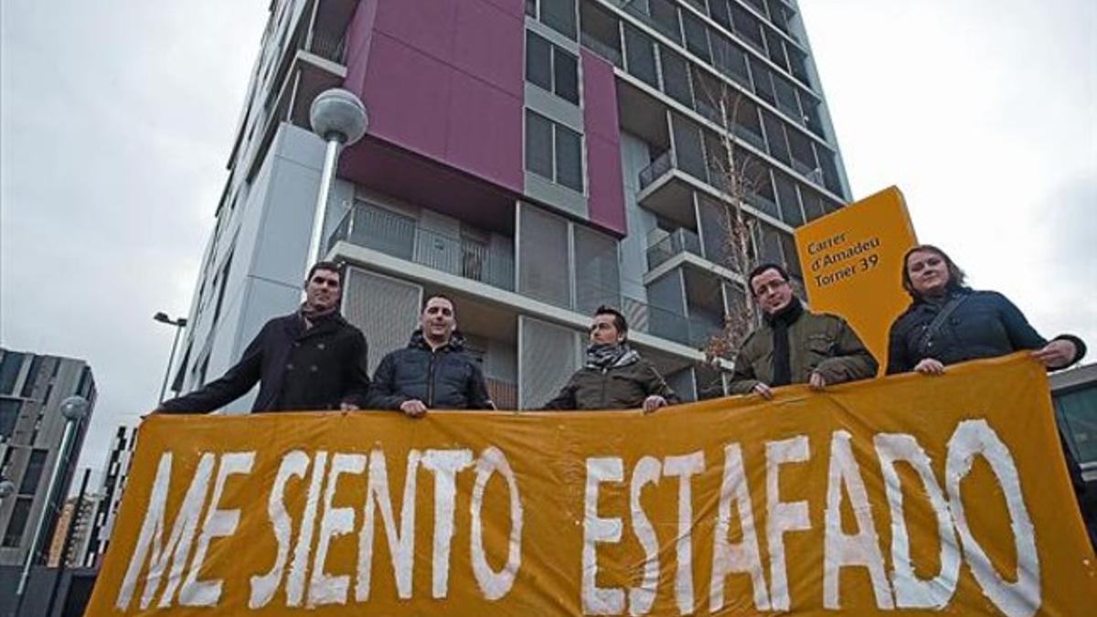 Vecinos del bloque de Amadeu Torner, 39 protestan con una pancarta ante el edificio, el viernes pasado.