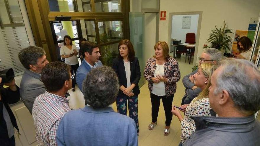 Ángeles Vázquez, junto a los alcaldes de Sanxenxo y Meaño. // G. S.