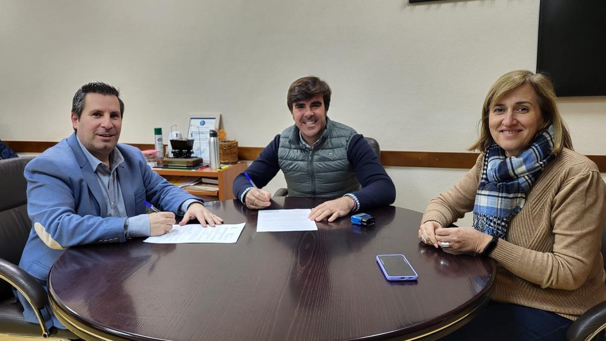 Firma del contrato para la obra de la prolongación de la calle Jesús Obrero de Peñarroya.