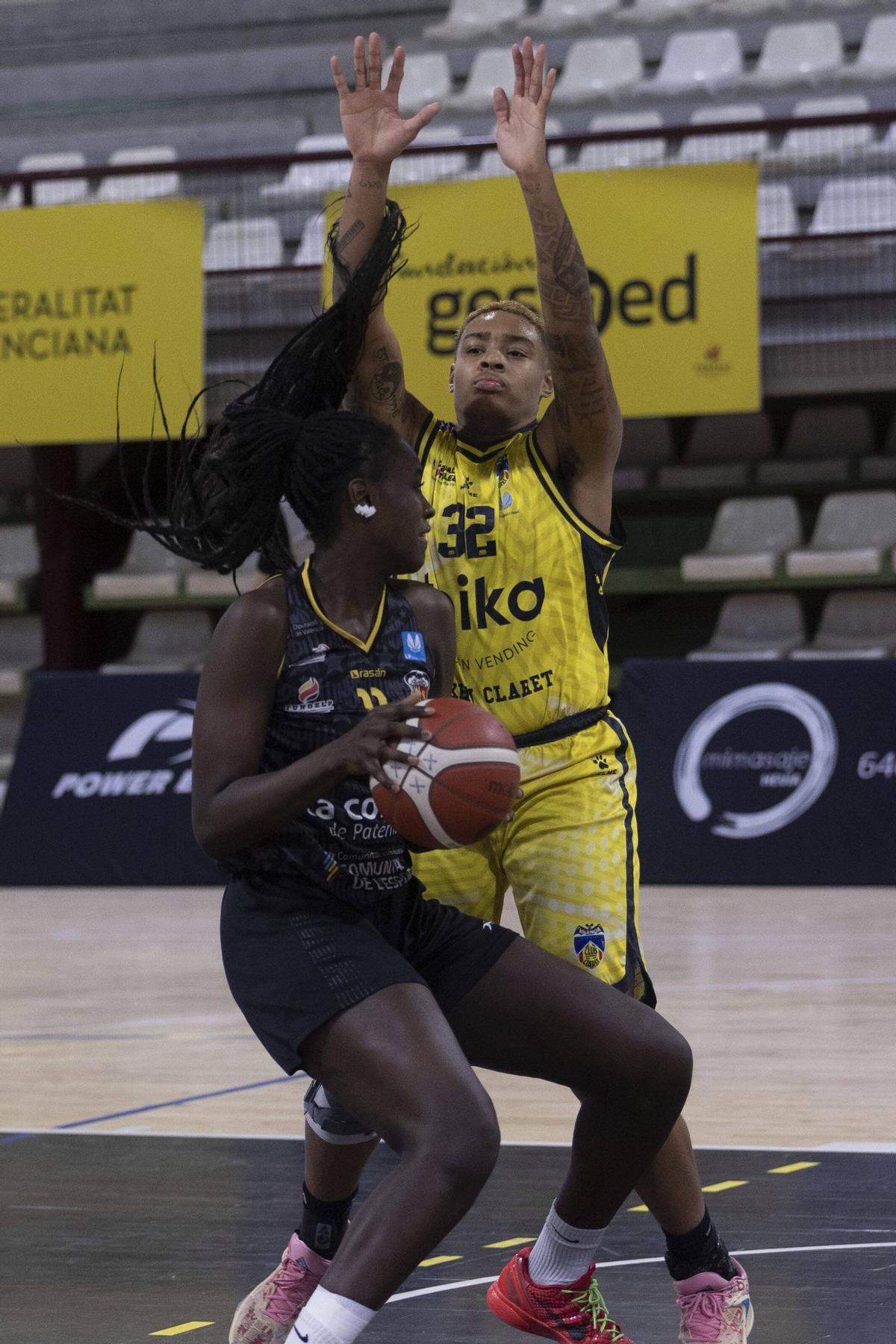 Awa Fam, en un partido ante el Picken Claret con La Cordà de Paterna.