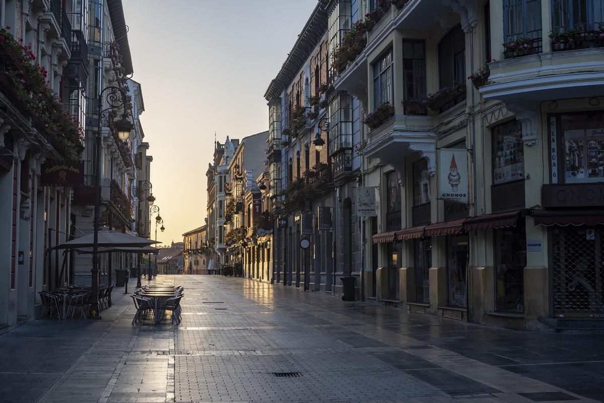 Calle vacía de León