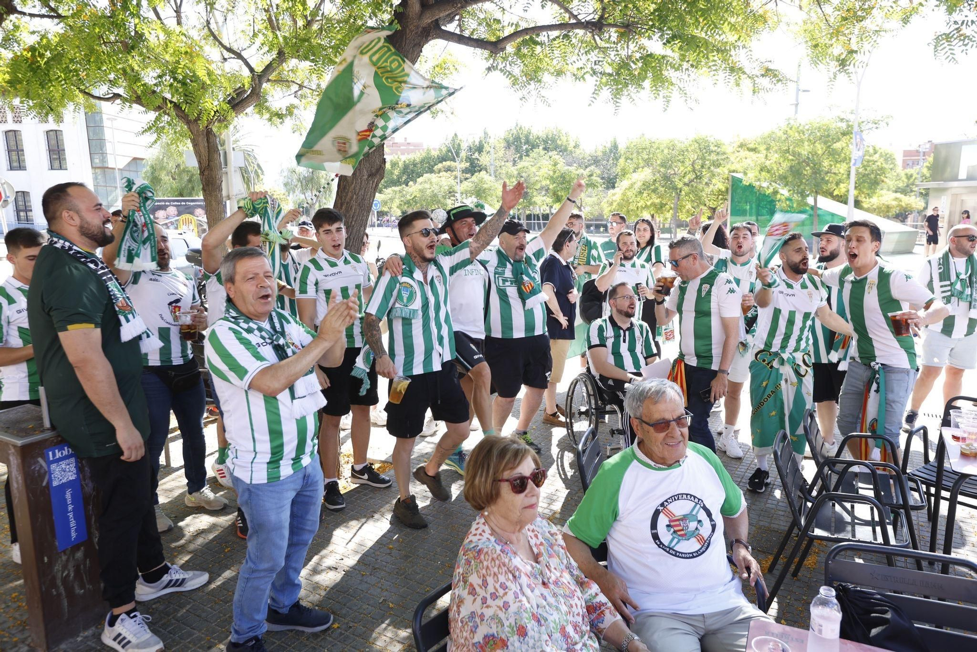 Barcelona Atlétic-Córdoba CF | El recibimiento al equipo de la afición cordobesista, en imágenes