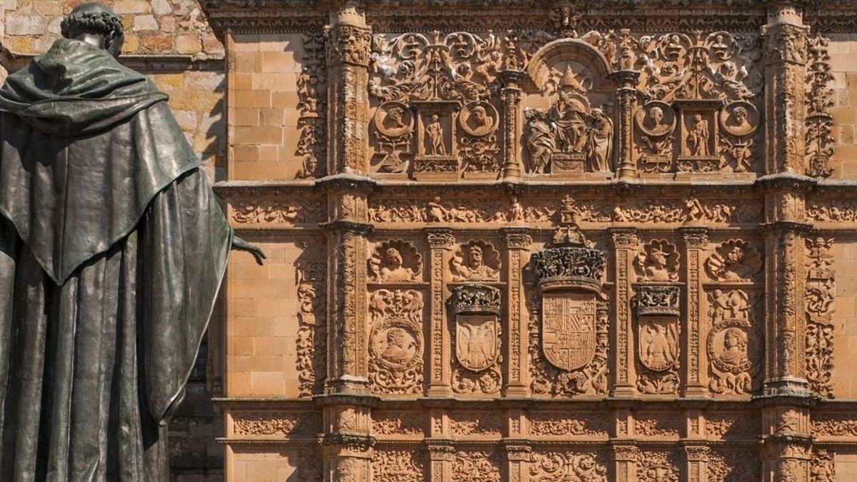 La estatua de Fray Luis de León frente a la Universidad de Salamanca, símbolo del humanismo y del espíritu universitario